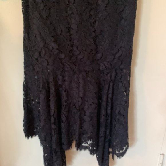 Sleeveless Lace midi length dress by Banana Replublic - Picture 3 of 6